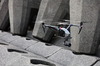 Illustration for article titled 27 minutos de vuelo a 108 Km/h: el DJI Inspire 2 es el primer dron con dos cámaras para uso profesional
